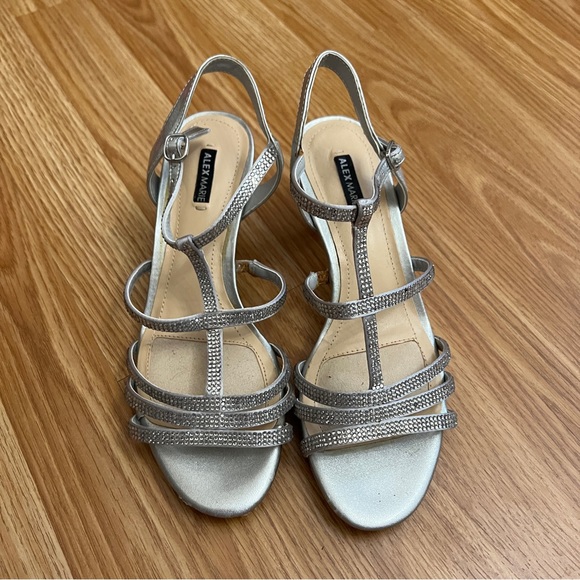 004 NWOT Alex Marie LIAA Silver Kitten Heels. Size 6M - Picture 5 of 9